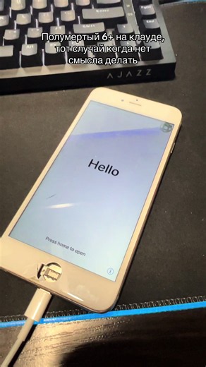iPhone 6 Plus: Техническая спецификация Общие характеристики и уязвимость корпуса: • Дата выхода: Сентябрь 2014 года. • Материалы: Тонкий корпус из анодированного алюминия серии 6000, стеклянная передняя панель 2.5D. • Конструктивный дефект (Bendgate): Из-за увеличенных габаритов (первый фаблет Apple) и мягкого сплава алюминия, корпус устройства обладал низкой жесткостью на изгиб, особенно в зоне кнопок громкости. Смартфон легко гнулся при ношении в карманах. • Touch Disease (Болезнь тачскрина):