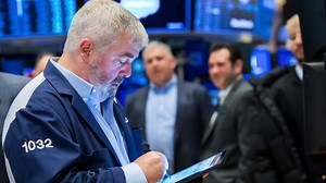 US Economy Shrinks, Threats Loom, But Growth Likely to Last