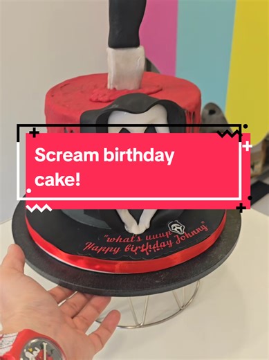 🔪 “Όταν το πάρτι θέλει… ανατριχίλα” 🔪 Υπάρχουν τούρτες που μπαίνουν σε ένα δωμάτιο και λένε «καλησπέρα σας, είμαι εδώ για να γίνω viral». Και υπάρχουν και αυτές που μπαίνουν και ψιθυρίζουν… “Do you like scary birthday cakes?” Η συγκεκριμένη τούρτα φτιάχτηκε για τον Johnny, έναν άνθρωπο που δεν φοβάται εύκολα, ούτε τις εκπλήξεις, ούτε τις νύχτες με ταινίες τρόμου, ούτε καν το να σβήσει τα κεράκια ενώ από πάνω τον κοιτάζει η θρυλική μάσκα του Ghostface. Η ατμόσφαιρα ήταν ακριβώς όπως τη φαντάζεσ