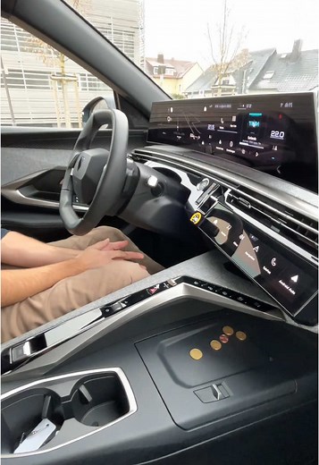 Entdecke das magische Fach im Peugeot 3008!