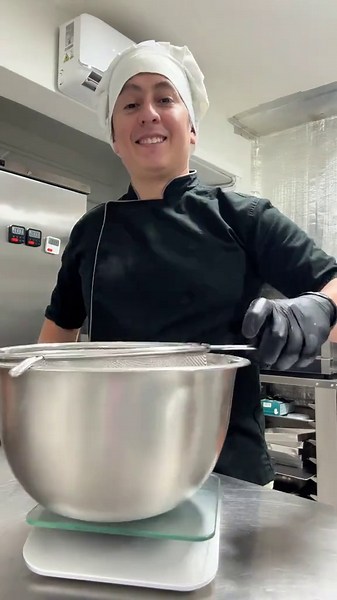Emprendedor peruano en Madrid: elaborando pionono tradicional