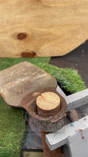 The farmer’s way to keep a hoe handle firmly in place A simple idea that solves the issue #USAConstruction #FarmToolHack #SmartFix