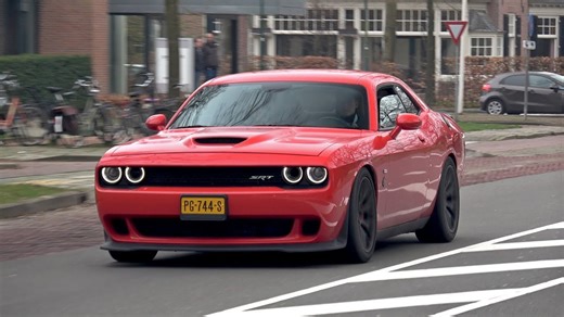 Dodge Challenger SRT-8 Hellcat – Insane Burnout on the Streets!