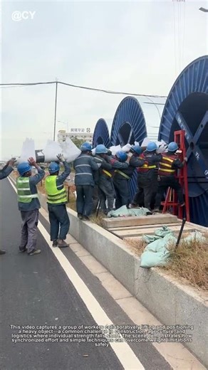 Teamwork Lifts Heavy Loads!🚜 | Powerful Group Lifting Technique