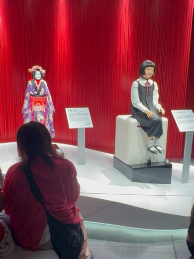 PIETER Tokyo Latiina♡(ピーター) on Instagram: "みんなはどのパビリオンが好きだった？ 私のNo.1は 『いのちの未来』🤖✨ 人が死ぬ時に 自然死を選ぶのか？ アンドロイドに記憶と人格を引き継いで 大切な人と共に生き続けるのか？ それが選択出来る未来が来たら あなたはどんな一生を選択する？ アンドロイドの私は 大切な人を私のままで愛し続けられる？ アンドロイドになったら 私は私と呼べる？ ロボットに案内されながら進んでいく そんな未来の世界を見ながら 考えさせられる時間だった🤖 唯一泣いたパビリオン🥲 そして1000年後の世界では 人類は自由に身体を選べるようになる という世界線をアートで表してた🎨 遠い未来すぎてまだ親近感はないけれど、 アンドロイドの動きの繊細さにびっくり。 そしてNo.1 2つめのパビリオンはアースマート🌳 【食】についてのパビリオン🍚 いのちの循環の過程や 人はいのちをいただいて生きていることを 静かに教えてくれる🙏