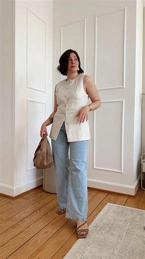 Jacqueline Oberhauser on Instagram: "Endlich habe ich sie gefunden 😍 Die perfekte Wide Leg Jeans für kleine Frauen 🙊 Ich wollte eine Hose in heller Waschung, die meiner Figur schmeichelt und sowohl bei flachen Schuhen als auch Heels passt 😀 Meint ihr, ich habe einen Volltreffer gelandet? 😅🥰 #fashioninspo #springfashion #petitefashion Werbung (unbezahlte Markennennung)"