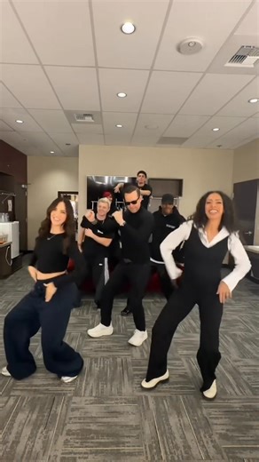 Donnie Wahlberg: Back at it backstage! Love this dance crew so much! Thanks for another great Vegas run — to all who attended NKOTB Vegas and to all who participated! I’m so grateful. | NKoTB Fever
