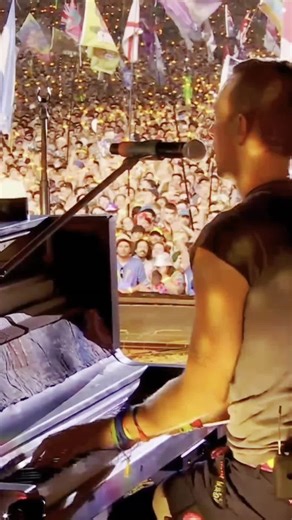 Chris Goor on Instagram: "Are you ready to feel less helpless? It takes a while. But I can't say it strongly enough... Your personal brand can be the key to real freedom. Before I was paid per hour I worked. Now I'm paid for the impact I have. If you create content to help people Over a long period of time, There is no way you can fail. I'll meet you where you are... Comment: "Help me" Start Today!"