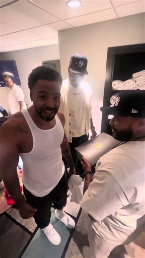 Method Man Delivers the TICAL Box to Knicks Legend Carmelo Anthony 🐝 #methodman #carmeloanthony #ny
