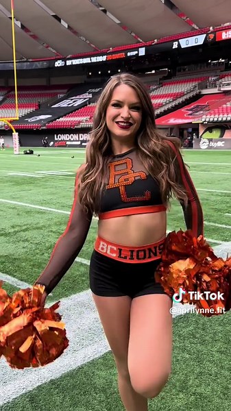 Game Day Cheerleading: Let's Match Outfits!