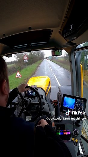 What it like to drive a NEW JCB fastrac 4220 on the road #farming #fyp #farmingsimulator22 #machinery #driving #tractor #jcb