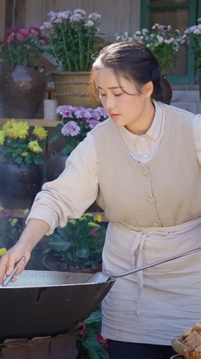 Pocket tofu is fragrant and sweet too. We cooked some meat in the pot, but the tofu was completely gone while the meat was still left… It’s truly so good—better than the meat, even more fragrant! 口袋豆腐也是又香又甜，煮了些肉在锅里，一盆豆腐吃得一点不剩，肉还有一些……真的好吃不过豆腐，比肉还香～ reelschallenge #food #cooking #dianxixiaoge#滇西小哥 #foodie #tofu | 滇西小哥 Dianxi Xiaoge