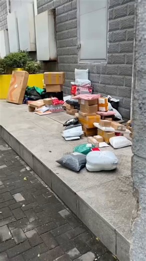 I didn’t realize how unique the Chinese sense of security is—until I came across some vlogs that amazed at the unmanned 24/7 package pickup stations in China. The stations open late into the night with no one guarding them, yet package stay safe. Well, for people in China, it is just…daily. Like leaving your bag on a café table to "save" your seat without a second thought.