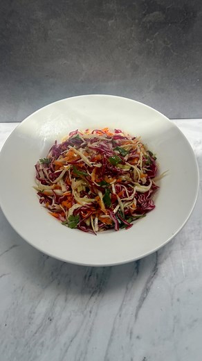 ENSALADA BACANA 3/5 es una deliciosa ensalada de repollo y zanahoria y una vinagreta súper rica. Ingredientes Repollo morado Repollo blanco Zanahoria rallada Cilantro Vinagreta : Aceite de oliva 6 cucharada Vinagre de manzana 3 cucharadas ( al gusto) Sal, ajo en polvo orégano al gusto #ensaladas #ensalada #ensaladasaludable #salad #ensaladaderepollo #repollo #cole #ensaladadecol #ensaladasfit #ensaladasricas #vegetales #recetas #recetassaludables #recetasfaciles #recetasrochy #vinagretas #vinagr