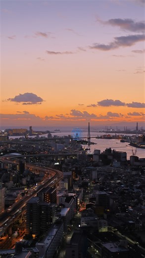 アートホテル大阪ベイタワー on Instagram: "アートホテル大阪ベイタワーは51階建で、大阪で有数の夜景の綺麗なホテルとして高い評価を得ています！🏨✨ 客室は全て23階以上のため、どのお部屋からも大阪の夜景をお楽しみいただけます！🌃 また、お部屋からは市内中心部やベイエリアが一望でき、特に夕方から夜にかけては色彩の移り変わりが格別です。 今回は夕方から夜にかけての色彩の移り変わりを39階の客室から撮影してみました！ 夜景を眺めながら、ゆっくりと流れる時間をご体感いただけます！ 特に冬の期間は正面に見える天保山の観覧車へ沈む夕日が見られます🌇 少し早めにチェックインをして、刻々と表情を変えてゆく景色をご堪能ください️⭐️ Art Hotel Osaka Bay Tower has 51 floors. This hotel received high praise for its beautiful night view. All guest rooms are on the 23rd floor or higher. You 