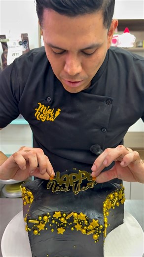 Te mostramos cómo armar un pastel con forma de estrella si no tienes el molde que necesitas!! Desde un pastel redondo 🤩 #postres #repostería #pastel #reposteriacreativa #pasteleria #pasteles | Miel negra Mercadito Repostero