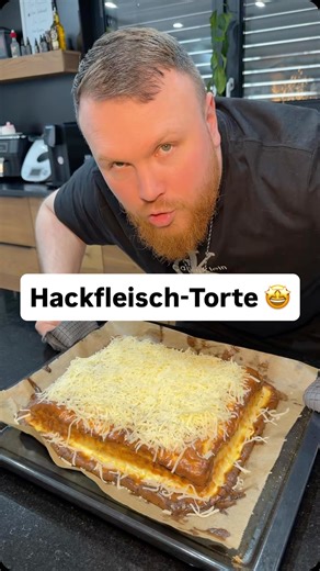 Hackfleisch-Torte 🤩 🛒 Zutaten Für die Füllung: • 1 Packung Waffelkuchen • 1 kg Hackfleisch (gemischt oder Rind) • 3 Zwiebeln • 2–3 Karotten (optional, aber lecker) • Salz • Pfeffer • etwas Öl zum Anbraten Für den Guss: • 3 Eier • ca. 500 g Crème fraîche Zum Überbacken: • 150–200 g geriebener Käse (z.B. Gouda oder Emmentaler) ⸻ 👩‍🍳 Zubereitung 1. Vorbereitung • Backofen auf 180 °C Ober-/Unterhitze vorheizen. • Zwiebeln fein würfeln. • Karotten fein raspeln. 2.Anbraten • Öl in einer großen Pfa