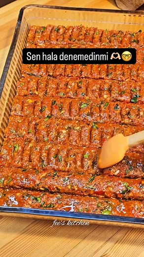 Çidoş.burada on Instagram: "📌Kaydet,Beğen,Denemeyi Unutma😍 . Ev yapımı Adana kebap Malzemeler, 500 gr dana kıyma 2 yeşil biber 1 büyük kapya biber 1 soğan 2 diş sarımsak 1 tutam maydanoz 4 yemek kaşığı sıvı yağ 1 yemek kaşığı biber salçası 1 çay kaşığı tuz 1 çay kaşığı karabiber 1 çay kaşığı kimyon 1 çay kaşığı kırmızı toz biber 1 çay kaşığı pulbiber Yapılışı, Sebzeleri robottan geçirip fazla suyunu sıkın. Kıyma, baharatlar ve yağı ekleyip iyice yoğurun, Yağlanmış fırın kabına alıp düzleştirin