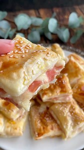 Butterdejs hapser med skinke og ost ✨ det er den nemme og lækre snack vi skal have i år til kongens nytårstale 😉 Kan serveres lun og kold. Prøv dem!👍 Link til opskrift i kommentarfeltet | Madmusen