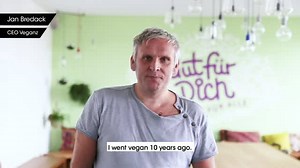 Kennst du schon unseren Veganz-Gründer Jan Bredack? In diesem Clip erzählt er seine #myveganstory 🌱 Was ist deine Geschichte? Wir sammeln alle Geschichten hier 👉 https://change.veganz.de/de/ Zusätzlich wird Veganz für jede Teilnahme an unserer #worldveganday-Kampagne einen Euro an Sea Shepherd Deutschland spenden. Mach jetzt mit! | Veganz