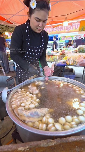 แม่ค้าสุดขยัน ทำกับข้าวไม่ได้หยุด เมนูแกงจืดลูกรอก ตลาดนัดหน้าบิ๊กซี #อยุธยา #แกงจืด #ต้มจืด #กับข้าว #Reels #food #สร้างอาชีพ | คนชากังราว Konchakangrao
