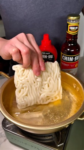 Hendri | the foodie 👨‍🍳 on Instagram: "Would you eat this? 🤤 Creamy peanut butter chilli udon 🔥 Egg rolls: mix 2 eggs + 1 tbsp CHIN-SU fish sauce, fry with 2 tbsp cooking oil Noodle sauce: 1 tbsp smooth peanut butter 1 tbsp CHIN-SU chilli sauce 1/2 tbsp soy sauce 1/2 tbsp minced garlic 2-3 tbsp boiling water Remaining ingredients: udon, cucumber, naruto fishcake [AD] #chinsu #easyrecipes #comfortfood #udon #creamyudon #quicklunch #chillisauce"