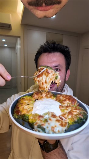 MertLab X on Instagram: "Cips Niyetine! 🍟 Çıtır Çıtır Brokoli 🥦🔥 Efsane Oldu 💯 Cips niyetine yiyebileceğiniz, brokoli sevmeyene bile brokoli yediren o efsane tarif! 🥦🍟 Sesi duymanız lazım... 🔊 Ece İmre Tarifi #shorts #yemektarifleri #pratiktarifler #brokoli #çıtıratıştırmalık #kolaytarifler #food #sagliklitarifler #healthyfood"