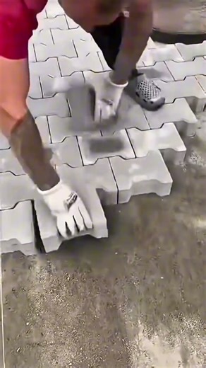 Installing concrete blocks with interlocking side edges for tight interlocking between layers