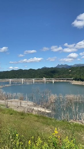 これは夕張のシューパロ湖！夕張の鹿島地区(?)かつて街だったのに今はダムになり完全に沈んでしまい、橋だけ見えるというなんとも言えないエモさがあってすごい🥺そして国道も途中で湖に沈んでしまってる、、、 #夕張 #シューパロ湖 #不思議な気持ち #エモ動画 #夏 #北海道 #北海道旅行