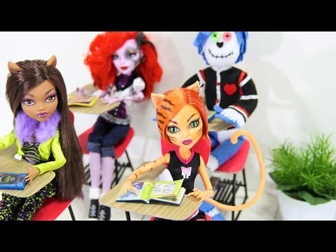 How to Make a Doll School Desk - Doll Crafts
