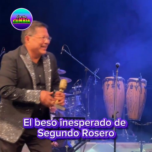 El beso que nadie pidió 😂💋 En pleno escenario, Segundo Rosero calculó mal y ¡pum! beso en los labios a la chica del premio. Su cara de vergüenza lo dijo todo. ¿Que opinan, fue casual el beso? 👄 | Que Rica Cumbia