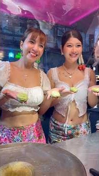 My beautiful younger sister has come to help sell roti again. - Thai Street Food #shorts