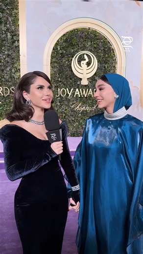 Hia Magazine on Instagram‎: "لقاء الطرب والموضة يجمع الفنانة زينه عماد ونجود الرميحي على السجادة الخزامية في جوائز Joy Awards بالرياض لنقترب أكثر من تفاصيل ألبومها الجديد #جووي_اووردز #JoyAwards"‎