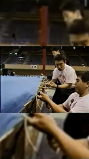 Before the match, All Japan Pro Wrestling employees set up the ring at the venue.