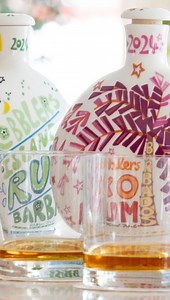 The sweetest rum bottles you ever saw. ⁣ ⁣ Introducing our fabulous house rums, the 12 yo XO & the Everyday Cocktail Rum, both single estate sugar island Rums, both grown, distilled & bottled for Cobblers within five miles of Cobblers by Foursquare - & packaged in THE MOST FABULOUS porcelain bottles decorated by island artist @cathycoast. Available nowhere else on earth but Cobblers Cove. ⁣ ⁣ Email coco@cobblerscove.com to reserve your bottle. $300 Bds for the XO, $220 Bds the everyday cocktail 