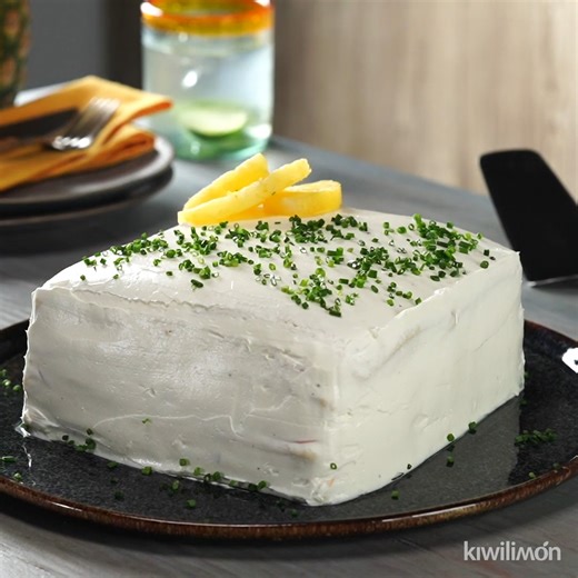 Budget-friendly yet delicious, this #Hawaiian sandwich loaf is ready to steal the show! 😉✨ This multi-layered #sandwich prepared with deli ham, American cheese, and canned pineapple features a spicy and creamy Jalapeño dressing that will delight your guests! 🥪 🍍🌶️ Recipe here: https://bit.ly/48u27CR | kiwilimón recipes