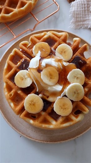 Katarina Cermelj on Instagram: "I've finally figured out the recipe for THE PERFECT gluten-free waffles: they're golden brown and crispy on the outside, soft and fluffy on the inside, and sooo quick and easy to make – it's a one-bowl, no-fuss recipe and you don't have to separately whip up the egg whites!! 🧇🤤 Using oil instead of butter and resting the batter for 10 minutes are essential here, they ensure the waffles have the perfect texture 🙌 Full recipe is on my blog, link in my bio!! #waff