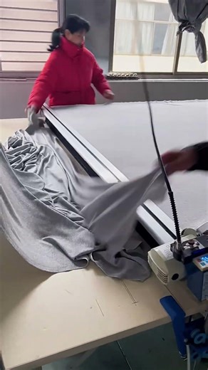 Fabric cutting machine for precise clothing production work