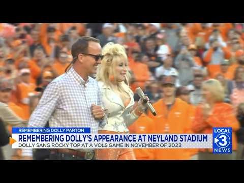 Dolly Parton sings Rocky Top at Neyland Stadium
