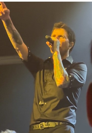 @Dani Martín cantando “Puede ser” en la sala @BATACLAN de París 🤘🏻 2026.03.28 #pop #elcantodelloco #tour #directo #paris