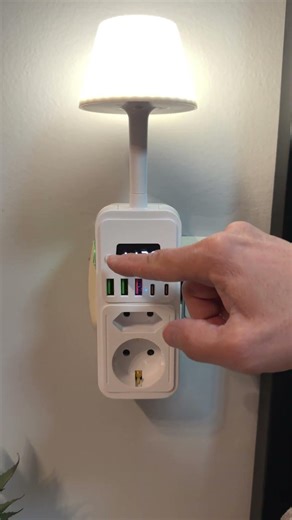 Enchufe múltiple 7 en 1 con lámpara LED y reloj digital: todo en un solo punto. #mmmimóvil
