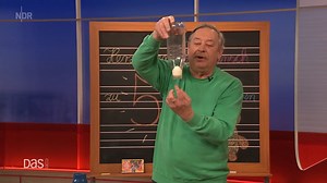 "Nach 15 Minuten Die Sendung mit der Maus, habe ich meine Zeit nicht verschwendet und bin ein bisschen schlauer geworden. Das ist Fernsehunterhaltung." Christoph Biemann hat bei uns den legendären "Eiertrick" vorgeführt. 🥚 | DAS! im NDR Fernsehen