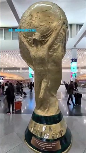Réplica del trofeo del Mundial 2026