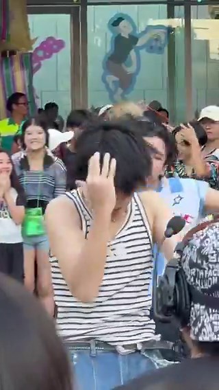 ทุกคนเชียร์อัพซังเต็มที่มาก แต่พอหยุดปุ้บมานรีบวิ่งจู๊ดกลับไปหาเพื่อนเลย จั๊นเอ็นดูมากอะ5555555555555DICE RANDOM DANCE at KING POWER #KingPowerSongkran2026xDICE #JISANGakira , #DICE_SONRAY