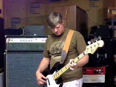 Ampeg V4B head and V4B cab demo