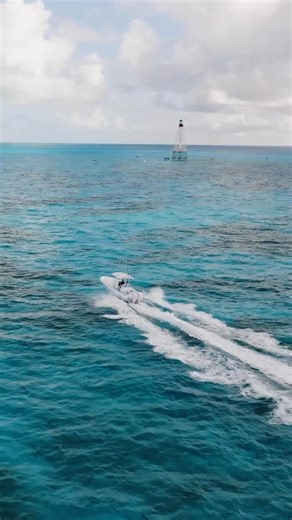 35K views · 567 reactions | The 29BAY delivers cutting-edge fishability, all-day comfort, and 400-mile range—taking you from shallow flats to deep water and back. ✓ 185-gallon fuel capacity ✓ 85-gallon insulated fishbox ✓ Dual 26-gallon livewells ✓ 38” aluminum leaning post ✓ 80-gallon forward dry storage ✓ Up to 700 HP #ContenderBoats #FishingDaily #GoneFishing #FishingBoats #DrivenForWhatsInTheWater #29BAY | Contender Boats Inc. | Facebook