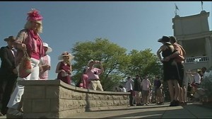Steady crowds arrive at Churchill Downs for Kentucky Oaks