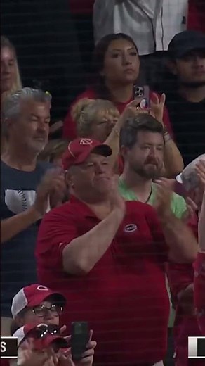 Nick Martinez exits to a rousing ovation after carrying a no-hit bid into the 9th inning