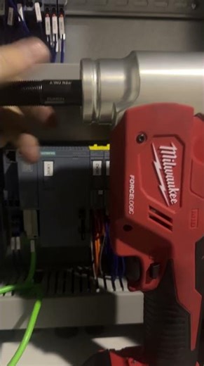 Milwaukee Hydraulic Knockout Punch – Pure Cutting Power 🦾