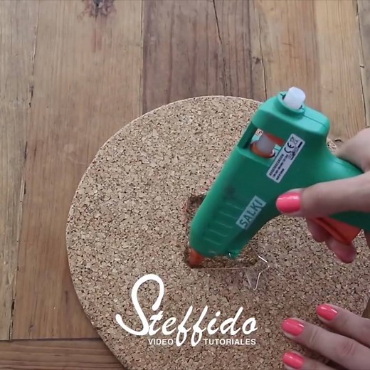 HOW TO MAKE A CORK CLOCK By: STEFFIDO | MetDaan DIY